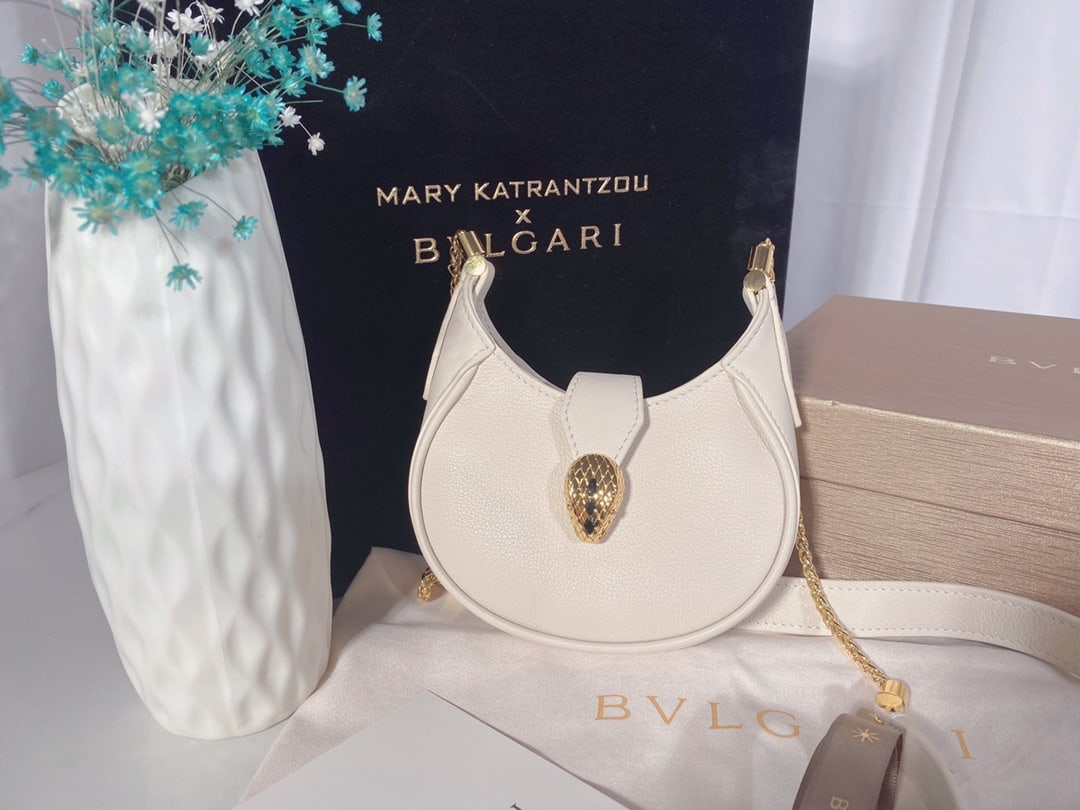 Bvlgari SERPENTI ELLIPSE: The Bvlgari SERPENTI ELLIPSE medium shoulder bag, with its unique shape, iconic details, and versatile charm, is an everyday bag crafted from ivory opal calfskin. The body is made of urban grain calfs