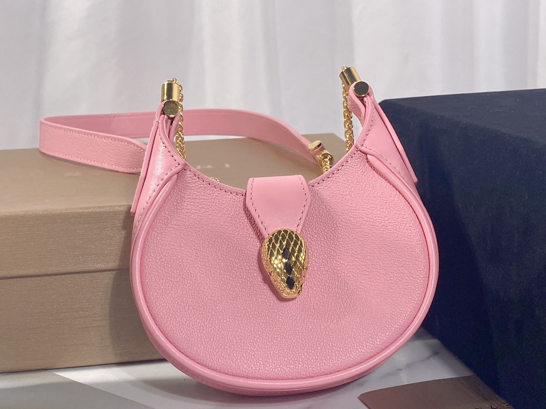 Bvlgari SERPENTI ELLIPSE: The Bvlgari SERPENTI ELLIPSE mini crossbody bag/underarm bag faithfully reinterprets the classic eponymous style in a miniaturized form, serving as both a handbag and a piece of exquisite jewelry. Thi