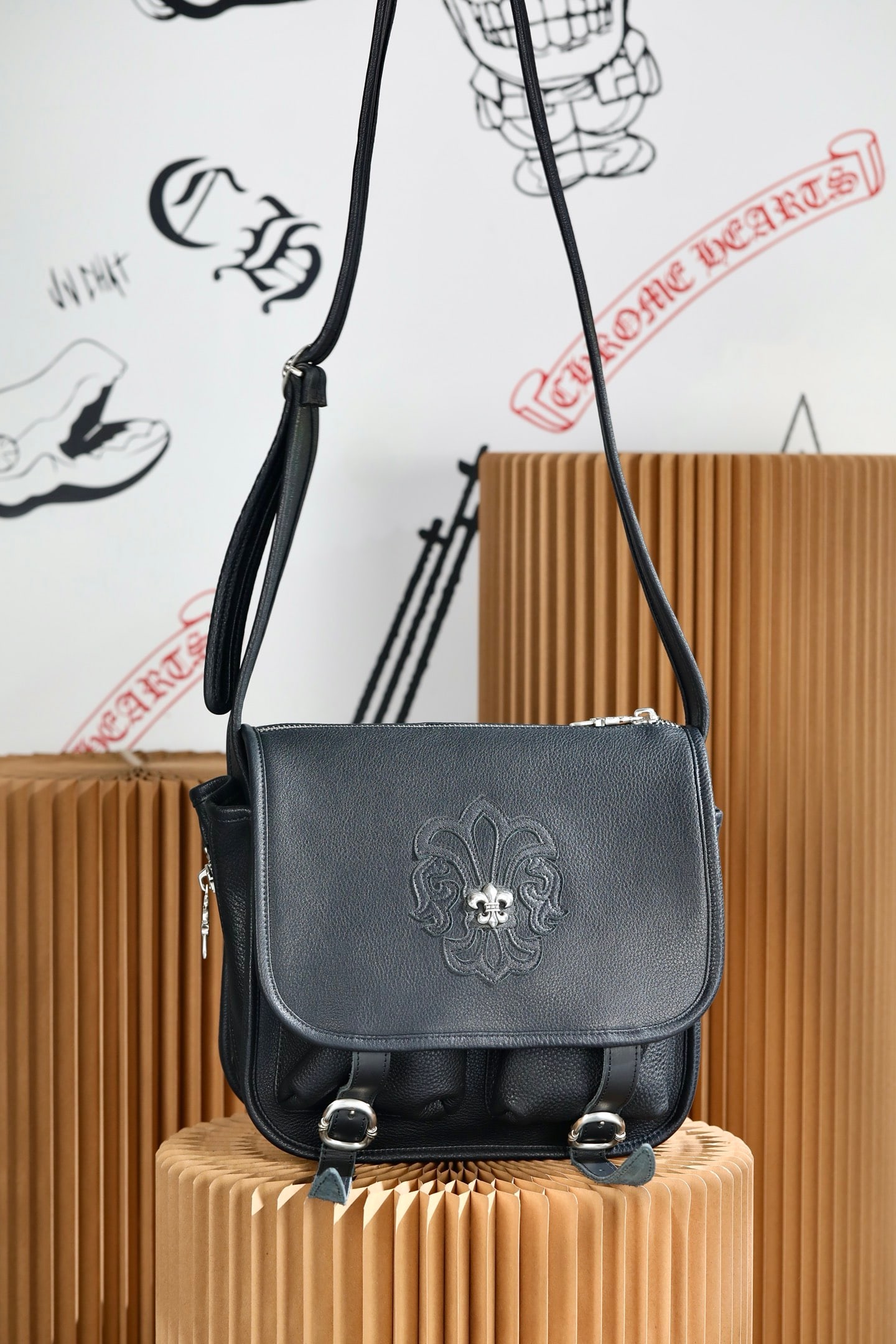 Chrome Hearts: Chrome Hearts Scout Flower Flap Mail Bag, made entirely of tumbled calfskin leather, weighs approximately 118g. Dimensions: 27x21.5x10cm (17cm wider). Thank you for viewing our auction and we look for