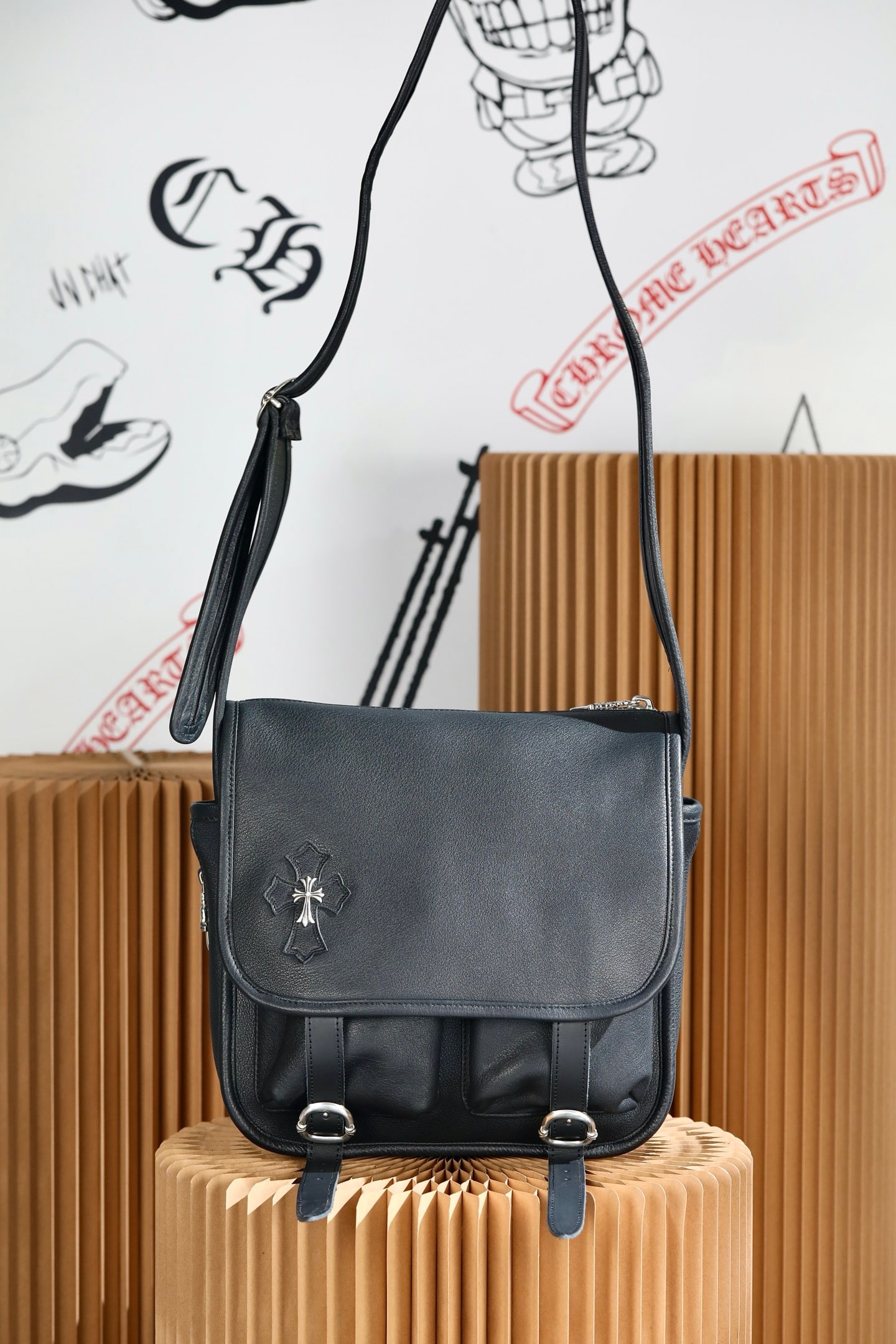 Chrome Hearts: Chrome Hearts cross-shaped flap mailbag, made entirely of tumbled calfskin leather, weighing approximately 116g. Dimensions: 27x21.5x10cm (17cm wider). Thank you for viewing our auction and we look fo