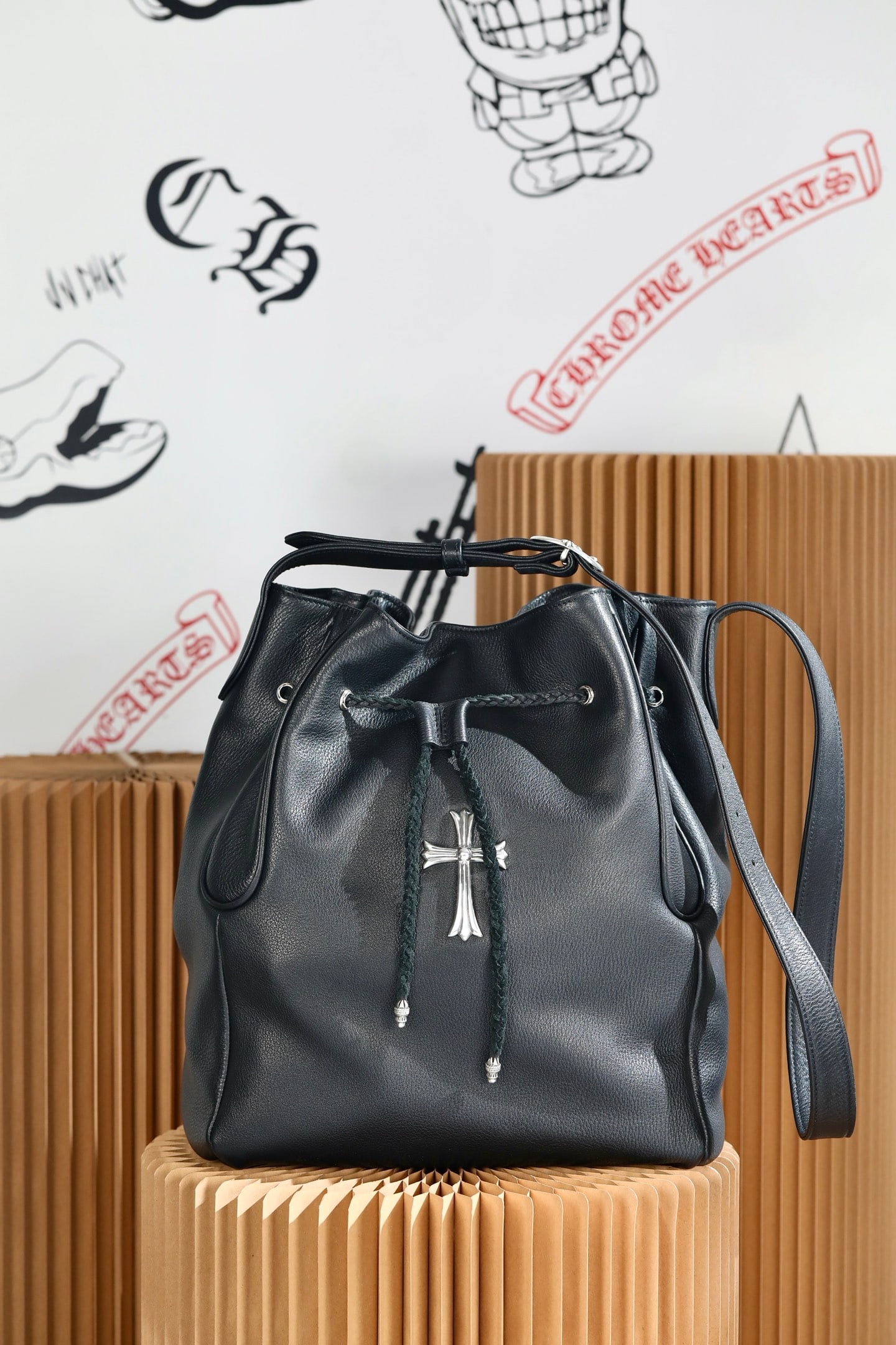 Chrome Hearts: Chrome Hearts Cross-Patterned American-Style Bucket Bag, made of ripped leather with a sword-patterned jacquard lining, using silver throughout. Approximately 104g. Dimensions: 35x29.5x18cm Thank you 