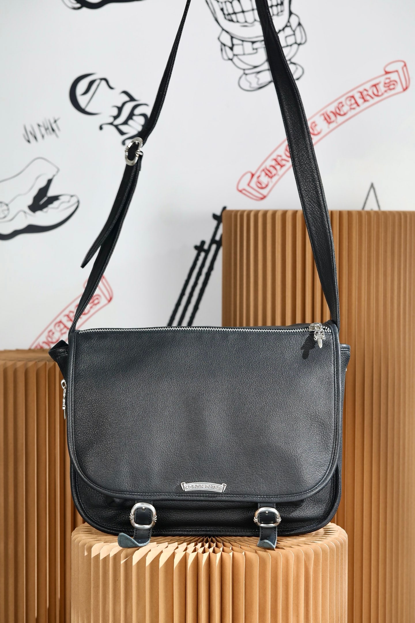Chrome Hearts: Chrome Hearts flap mail crossbody bag, genuine leather lining, silver trim, weighs approximately 116g. Dimensions: 35x25x10cm, external width 16.5cm. Thank you for viewing our auction and we look forw