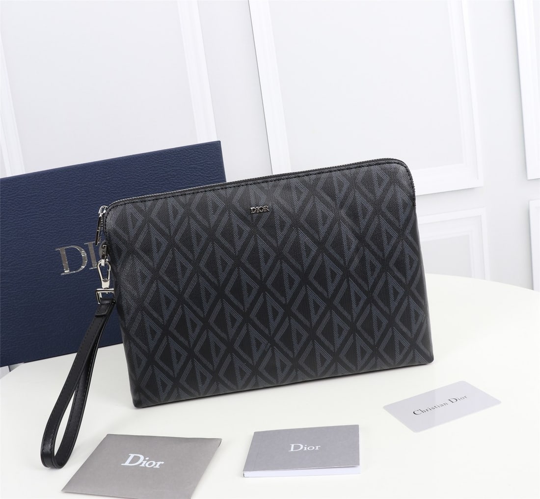 Christian Dior: This clutch is a signature Dior item. Crafted from black CD Diamond patterned canvas, it draws inspiration from the Dior archives, with the DIOR logo adorning the front for added sophistication. It fe