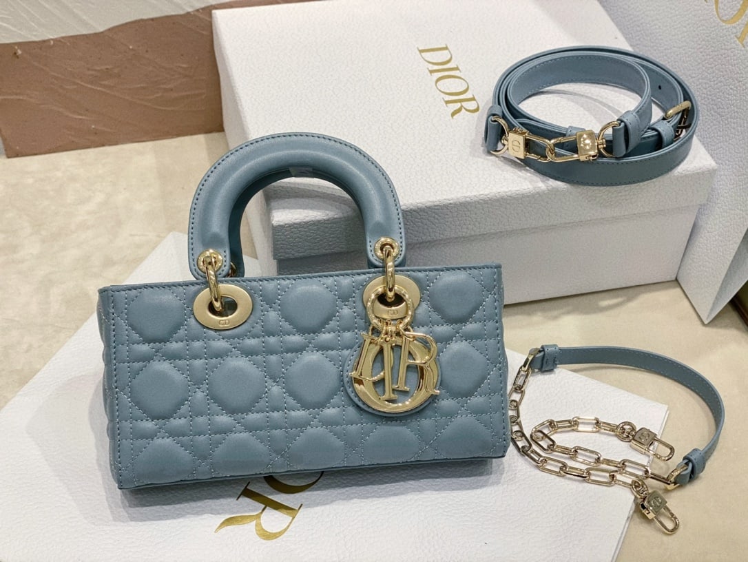 Christian Dior: The Dior d-joy Lady D-Joy handbag in sky blue embodies Dior's profound understanding of elegance and beauty. This sophisticated and classic design is crafted from blue cannage-stitched lambskin leathe