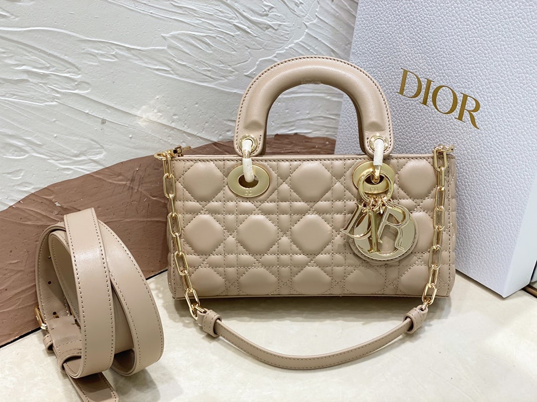 Christian Dior: The small Lady D-Joy handbag, crafted from sand-brown lambskin with a cannage pattern, embodies Dior's profound understanding of elegance and beauty. Its timeless and chic design showcases the minimal