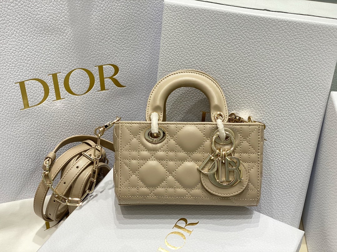 Christian Dior: The ultra-mini Lady D-Joy handbag in a milk tea color embodies Dior's profound insight into elegance and beauty. This sophisticated and classic design is crafted from natural-colored cannage-stitched 