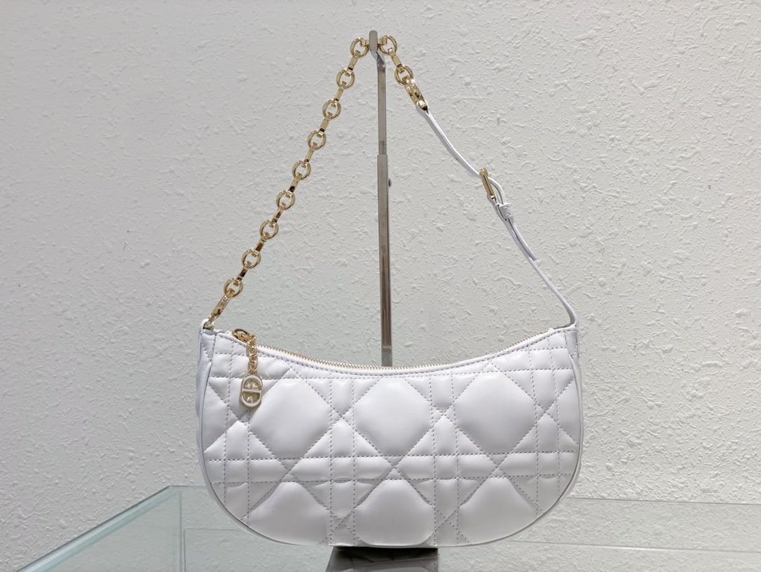 Christian Dior: The CD Lounge handbag, crafted from supple white lambskin in a very large cannage pattern, is a summer 2023 design that embodies Dior's modern aesthetic and haute couture style. Made from
