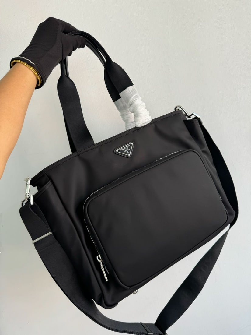 PRADA classic diaper bag: This classic diaper bag is made of imported nylon fabric and features a highly practical design that can also be used as a shopping bag or diaper bag. It's a two-in-one bag, making you look stylish