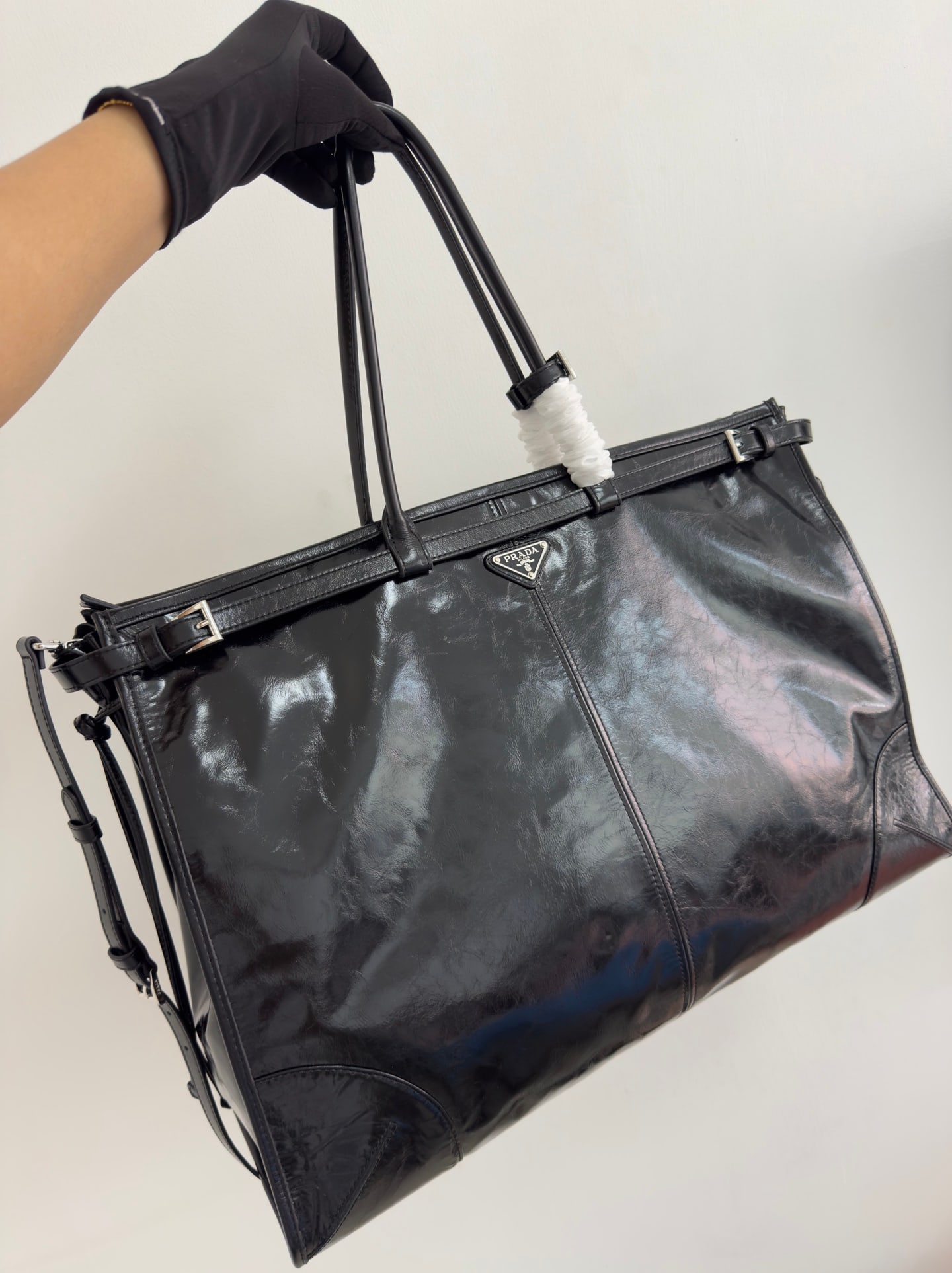 PRADA tote bag: The LusSolf oil-waxed leather tote bag is both practical and sophisticated. Made from supple, lustrous leather with an elegant twist strap, it boasts a chic and versatile silhouette. The spacious desi