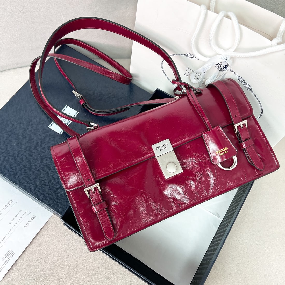 PRADA pen holder bag: This leather handbag, inspired by the structured and formal briefcase, boasts a delicate and lustrous texture, reinterpreting the classic office style silhouette with attitude. Refined and soft detail