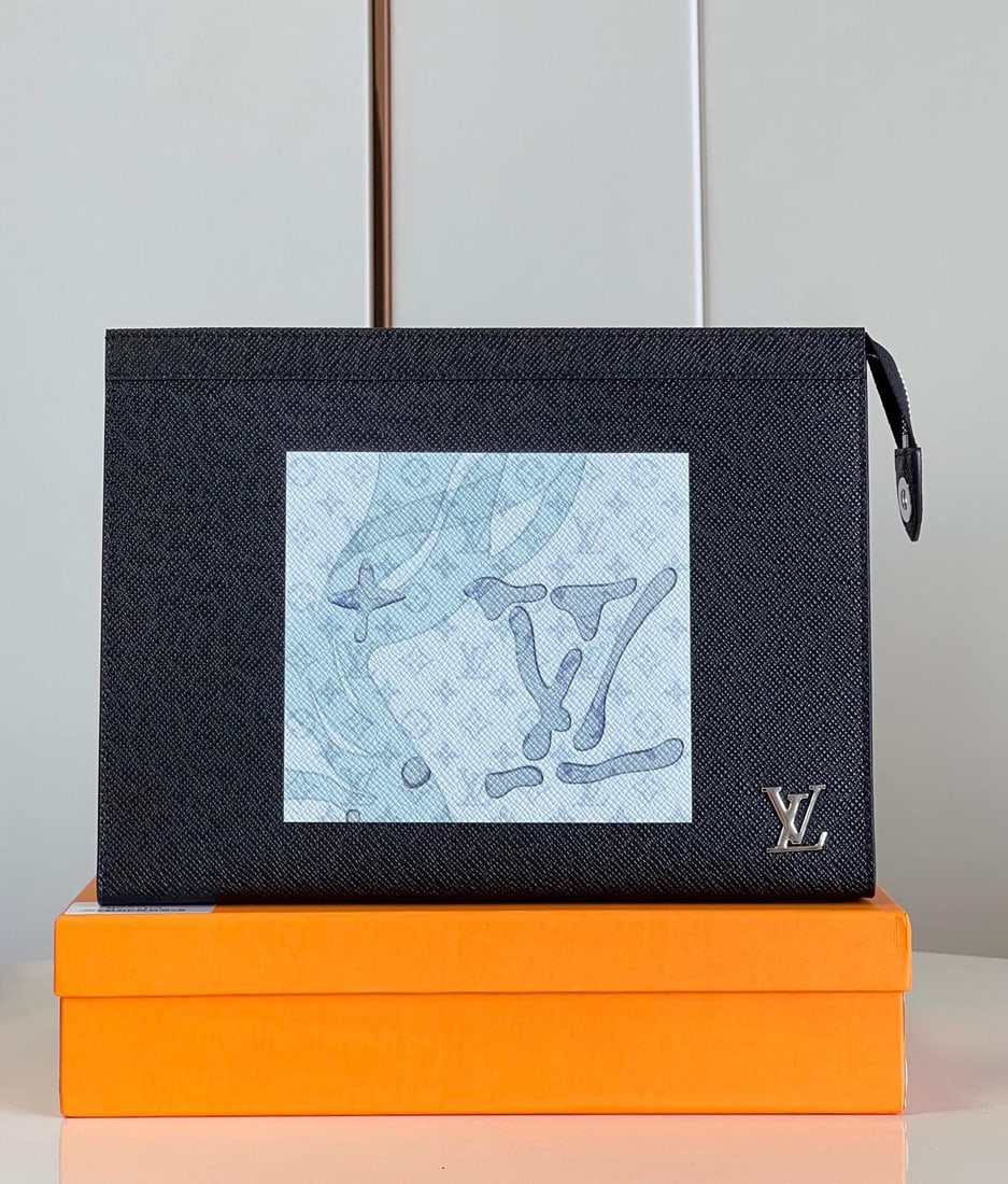LV cross-grain ochette Voyage: This cross-grain ochette Voyage clutch is crafted from dark-dyed Ta?ga leather, adorned with a metal LV monogram in the lower right corner. The interior features neatly structured slip pockets and