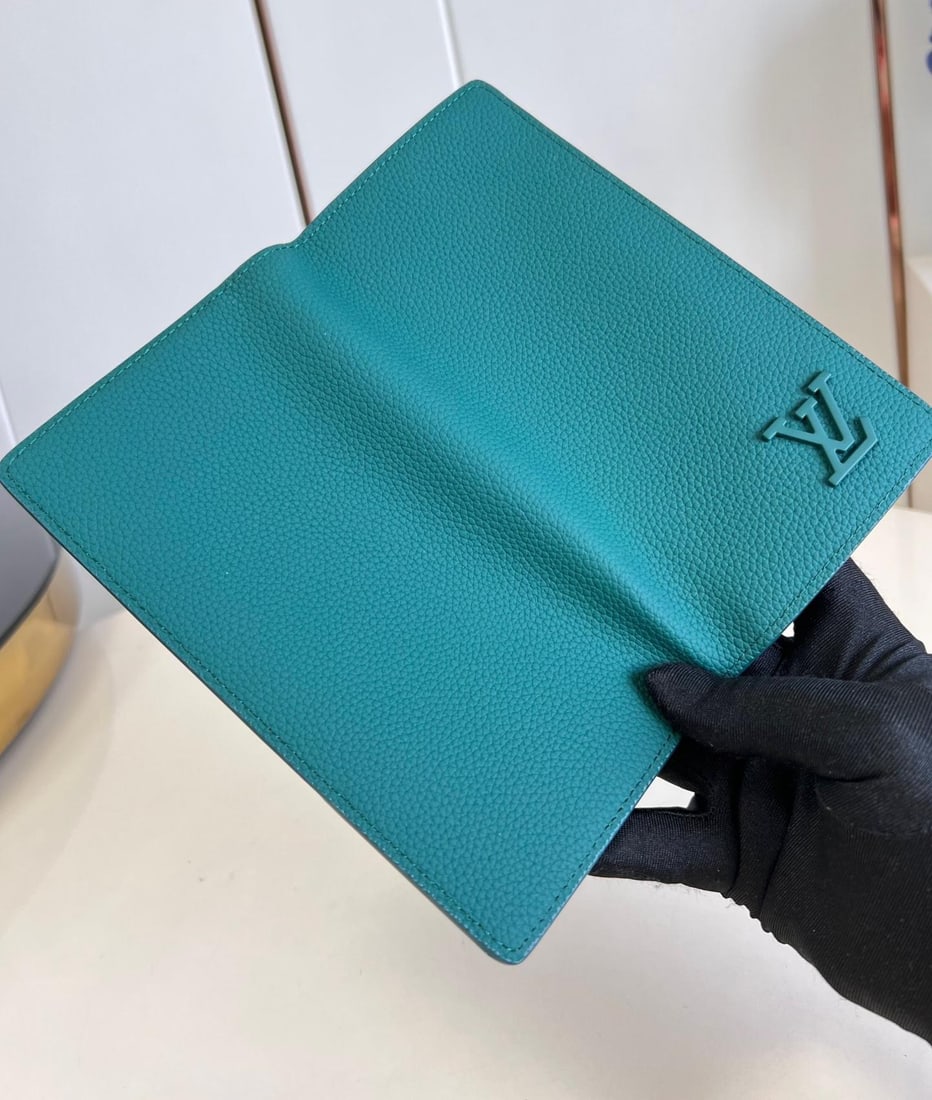 LV Aerogram Brazza: The LV Aerogram Brazza wallet boasts the exquisite texture of heavy-grain calfskin leather, subtly branded with the metallic LV monogram. Its compartments and card slots can hold banknotes, documents,