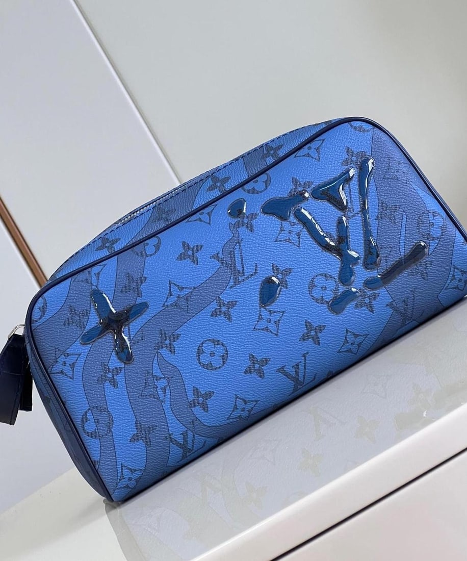 LV Dopp Kit: The Dopp Kit toiletry bag is made of Monogram Aquagarden canvas, reinterpreting the LV logo and Monogram flowers with a three-dimensional water droplet effect, as if splashed onto the Monogram pattern