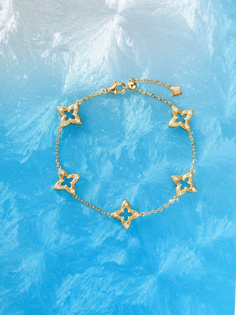 Four-leaf clover bracelet: The white brushed four-leaf clover bracelet from the colored gemstone series exudes a refreshing and vibrant summer vibe, radiating sophistication. Thank you for viewing our auction and we look forwar