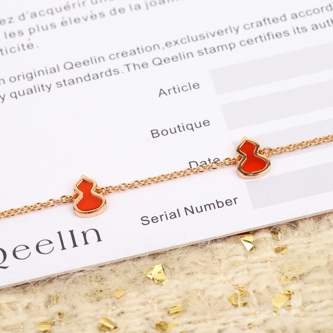Qeelln gourd bracelet: The gourd bracelet features a double gourd design, symbolizing that love needs to go in both directions and that good things come in pairs. Its exquisite and sophisticated design allows for layering o