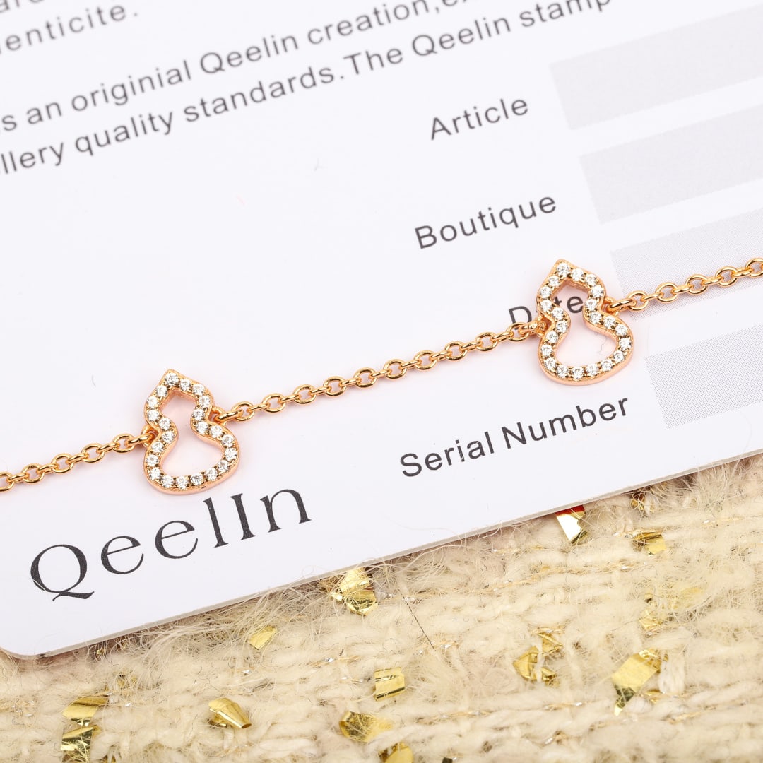 Qeelln gourd bracelet: The gourd bracelet features a double gourd design, symbolizing that love needs to go in both directions and that good things come in pairs. Its exquisite and sophisticated design allows for layering o