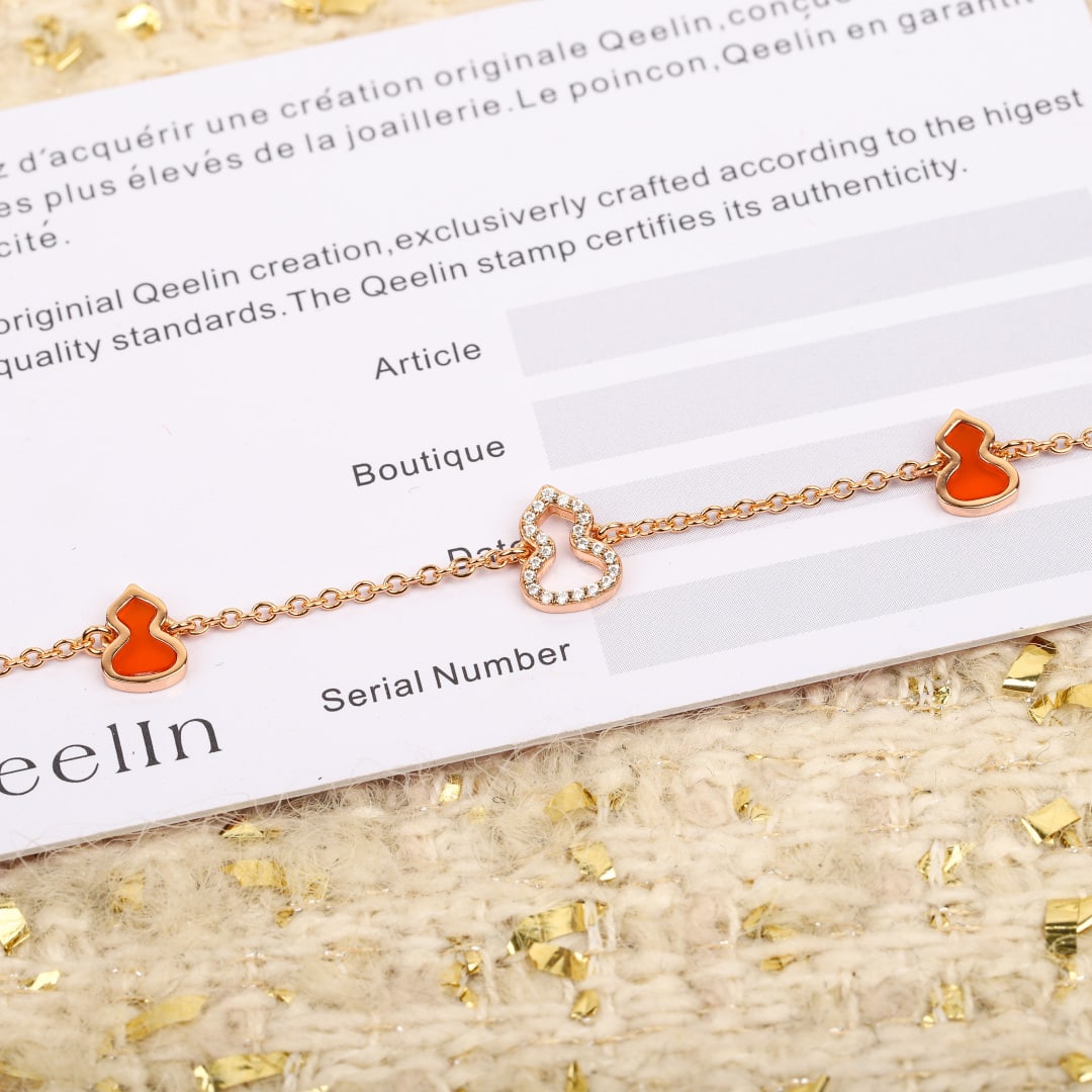 Qeelln gourd bracelet: The gourd bracelet features a double gourd design, symbolizing that love needs to go in both directions and that good things come in pairs. Its exquisite and sophisticated design allows for layering o