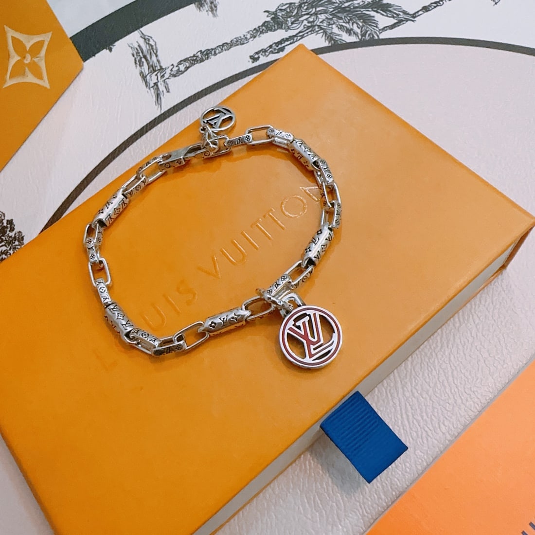 LV bracelet (1 of 8)