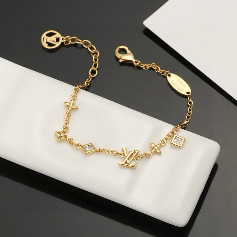 LV letter bracelet: The LV letter bracelet embodies exquisite craftsmanship and polished finish, achieving a classic look. The natural embodiment of the LV letters exudes brand style. A classic and versatile bracelet fav