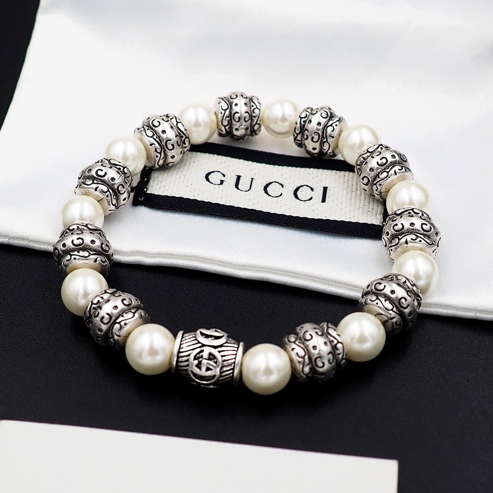 Gucci Vintage Metal Pearl Bracelet: Gucci Vintage Metal Pearl Bracelet Thank you for viewing our auction and we look forward to serving you as a valued Gold Standard Auctions customer! Each item has been carefully selected to bring qual