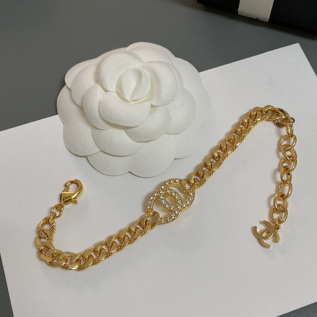 Chanel gold chunky chain double C bracelet: Chanel gold chunky chain double C bracelet Thank you for viewing our auction and we look forward to serving you as a valued Gold Standard Auctions customer! Each item has been carefully selected to br