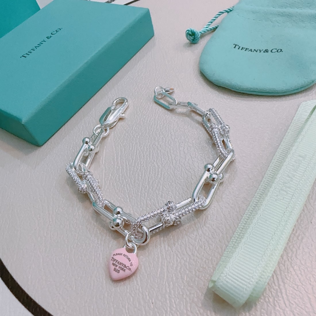 Pink Diamond TIFFNY&CO Bracelet: Pink diamond TIFFNY&CO bracelet. Finely crafted silver version, celebrity-endorsed retro style, trendy and fashionable, suitable for both men and women, couples, rock punk silver style, trendy and ver