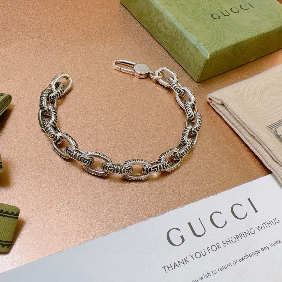 GUCCI bracelet: Gucci bracelets are a classic choice for pairing with any outfit; simple yet sophisticated, they exude understated luxury. Thank you for viewing our auction and we look forward to serving you as a val