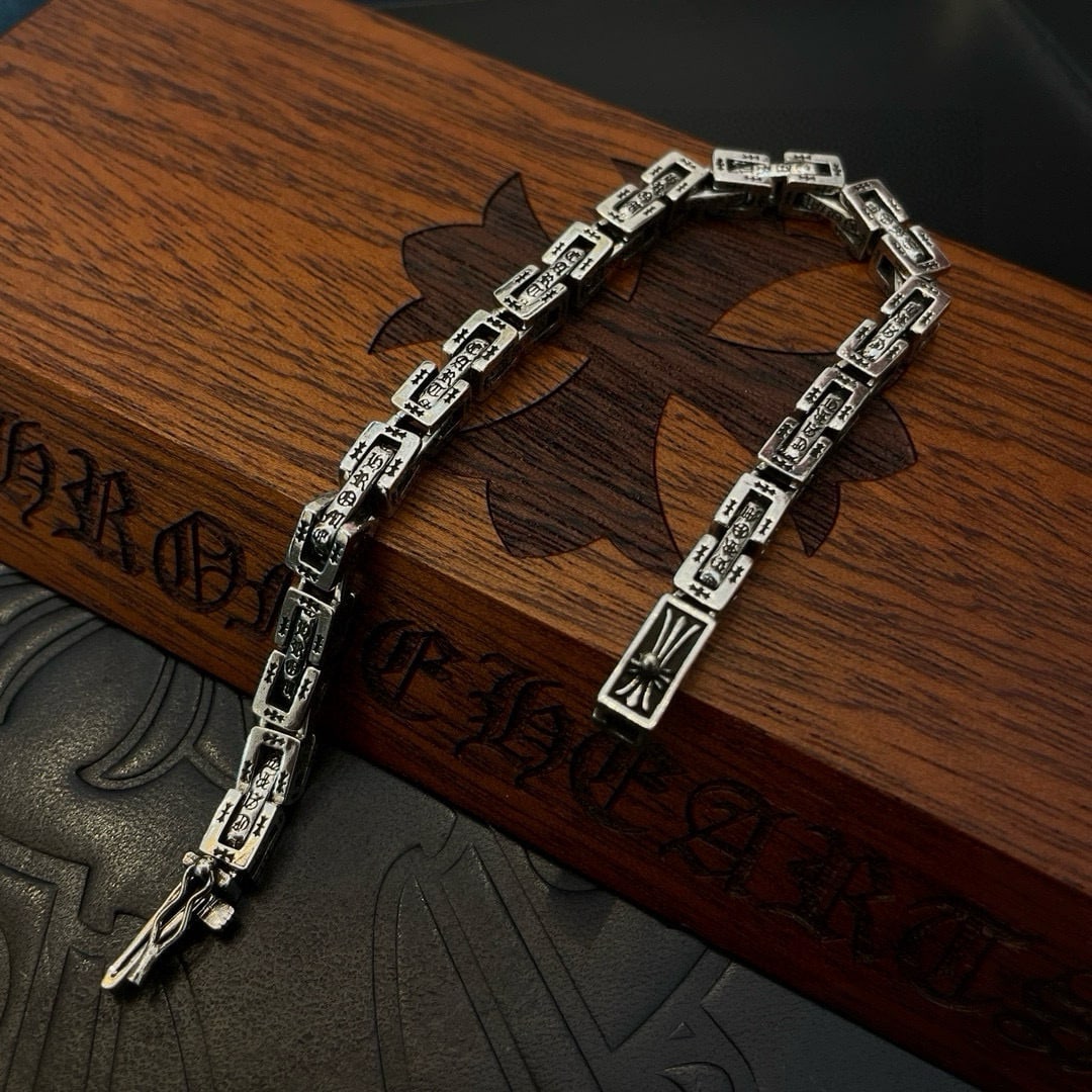 Chrome Hearts: The Chrome Hearts classic retro multi-element bracelet features embossed designs and various patterns, creating a unique style. The scout crest is Chrome Hearts' signature, ensuring its enduring appea