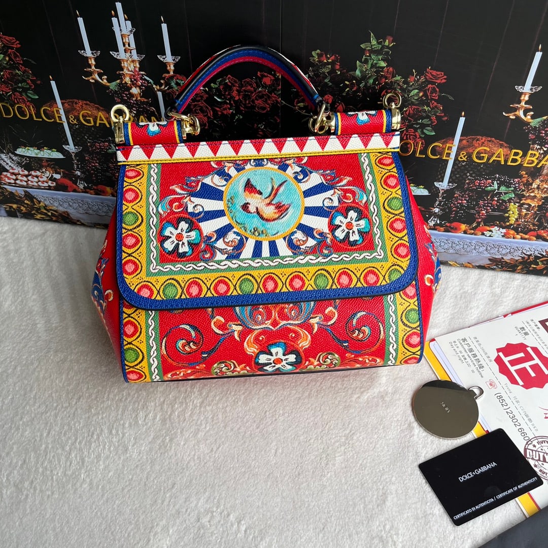 Dolce & Gabbana: Dolce & Gabbana leather printed bag, can be worn crossbody or carried by hand, features a mirror, exudes style and presence, and its shape complements any outfit. DG always brings endless surprises