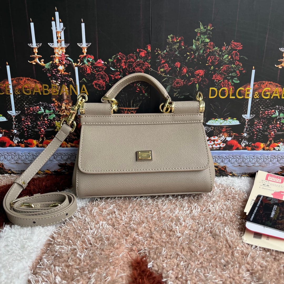 Dolce & Gabbana: Palmprint print high-end Dolce & Gabbana Birkin bag, another exquisitely handcrafted classic design, a versatile solid color, a favorite of many celebrities. Can be worn crossbody and paired with a
