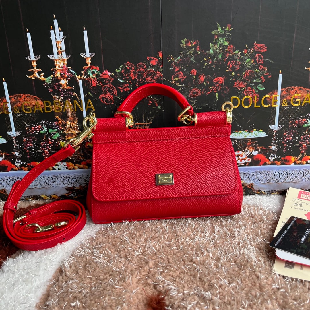 Dolce & Gabbana: Palmprint print high-end Dolce & Gabbana Birkin bag, another exquisitely handcrafted classic design, a versatile solid color, a favorite of many celebrities. Can be worn crossbody and paired with a