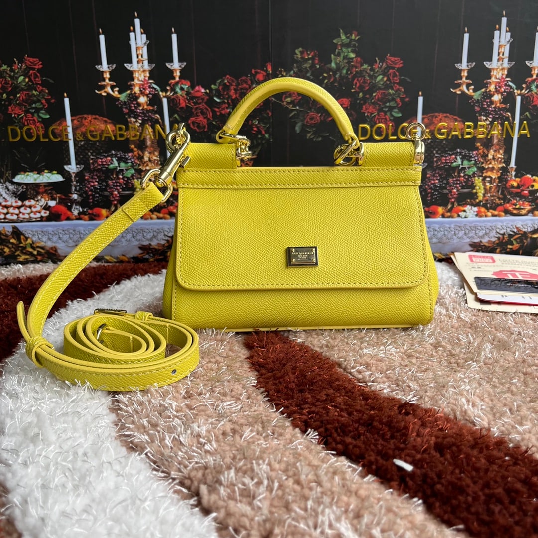 Dolce & Gabbana: Palmprint print high-end Dolce & Gabbana Birkin bag, another exquisitely handcrafted classic design, a versatile solid color, a favorite of many celebrities. Can be worn crossbody and paired with a