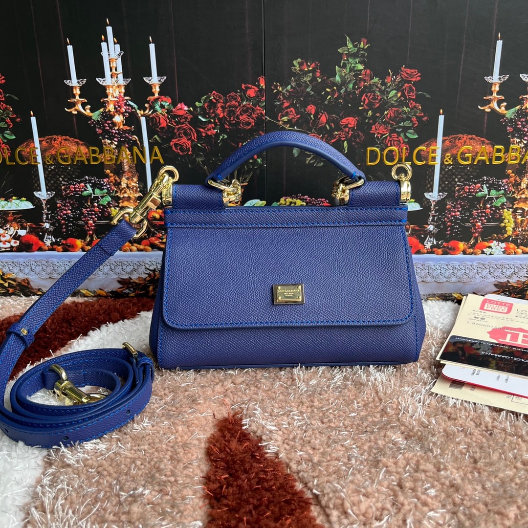 Dolce & Gabbana: Palmprint print high-end Dolce & Gabbana Birkin bag, another exquisitely handcrafted classic design, a versatile solid color, a favorite of many celebrities. Can be worn crossbody and paired with a