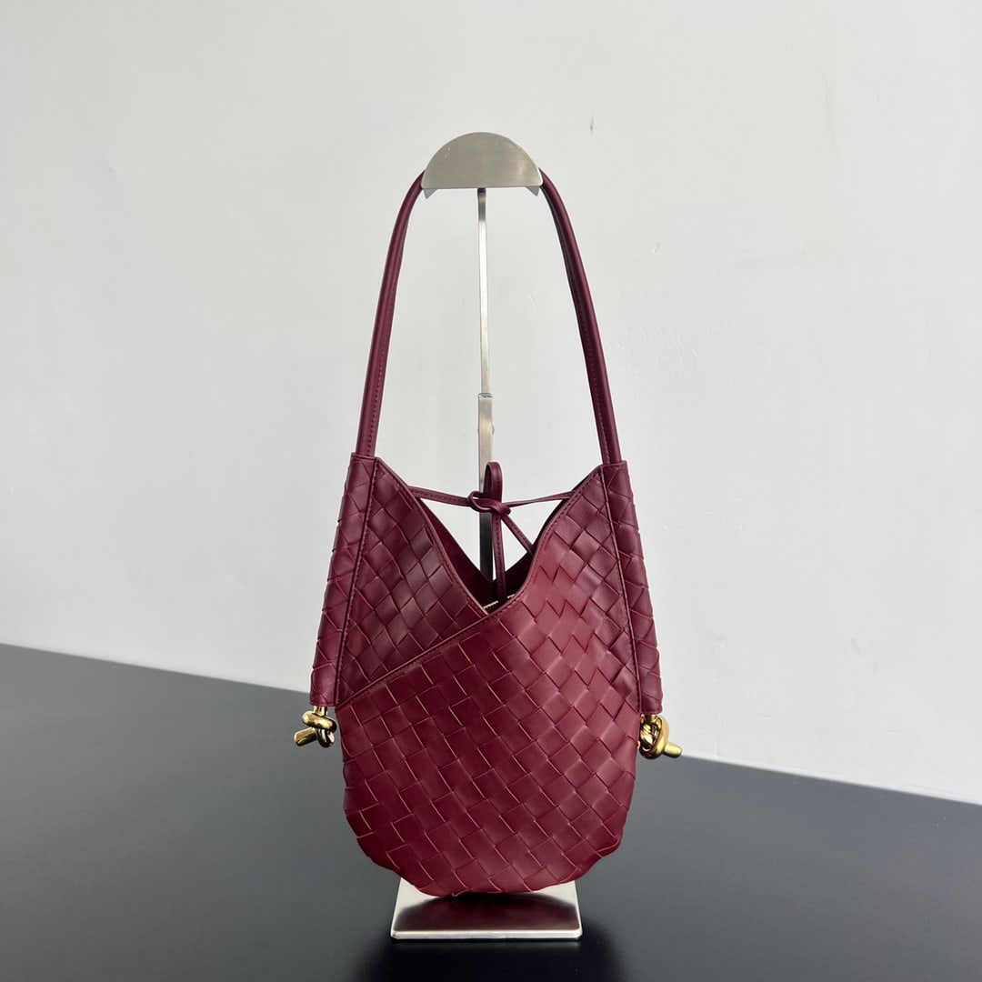 Bottega Veneta: Bottega Veneta's 2023 Pre-Fall collection features a relaxed and effortless style. The woven craftsmanship showcases the most fashionable luxury in its minimalist, soft, and comfortable lambskin, exud