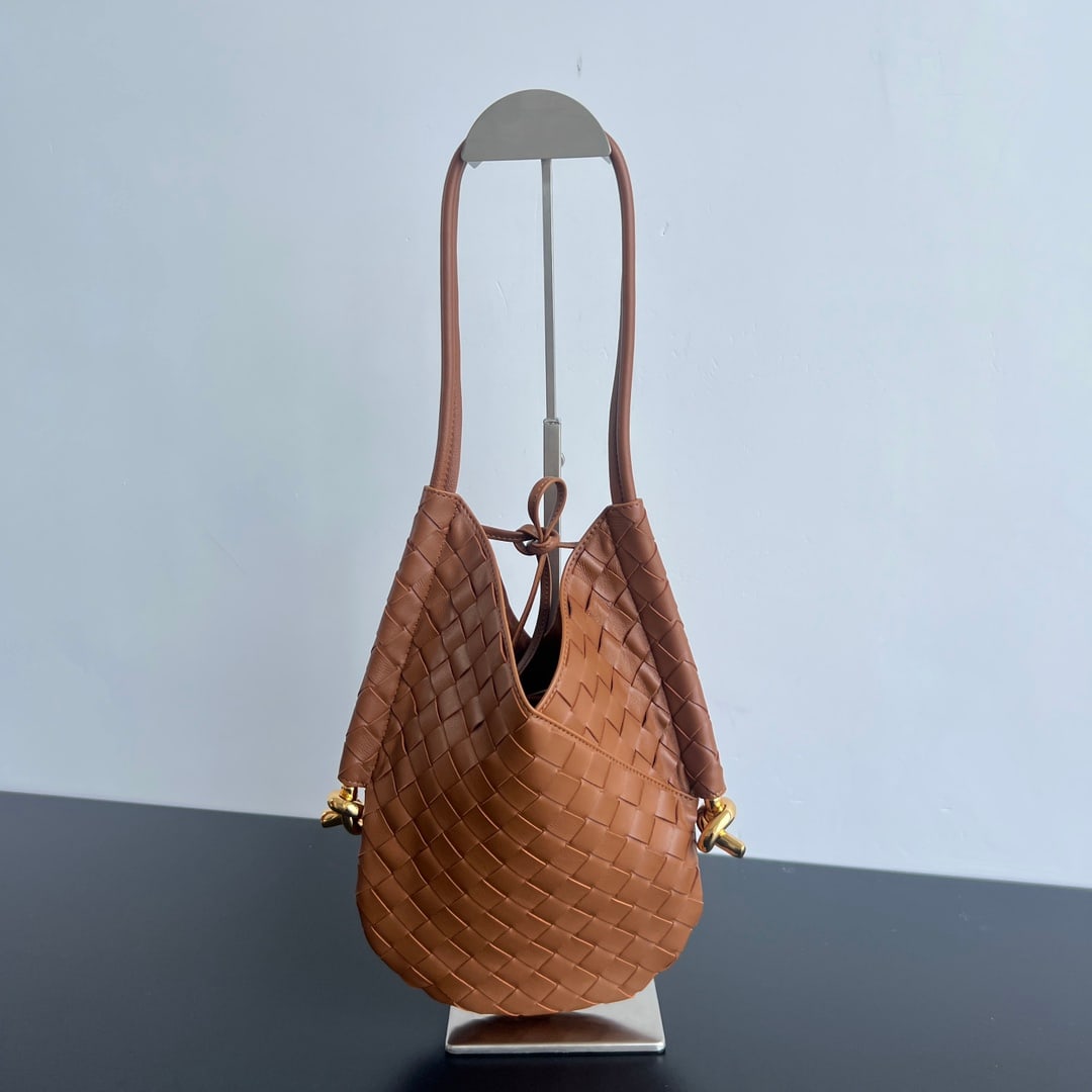 Bottega Veneta: Bottega Veneta's 2023 Pre-Fall collection features a relaxed and effortless style. The woven craftsmanship showcases the most fashionable luxury in its minimalist, soft, and comfortable lambskin, exud