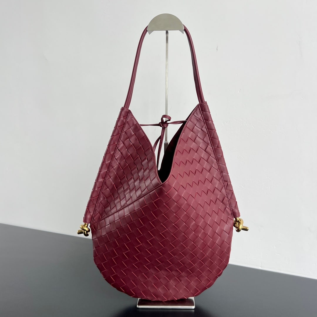 Bottega Veneta: Bottega Veneta's 2023 Pre-Fall collection features a relaxed and effortless style. The woven craftsmanship showcases the beauty of modern luxury through minimalism. The soft, comfortable lambskin exud