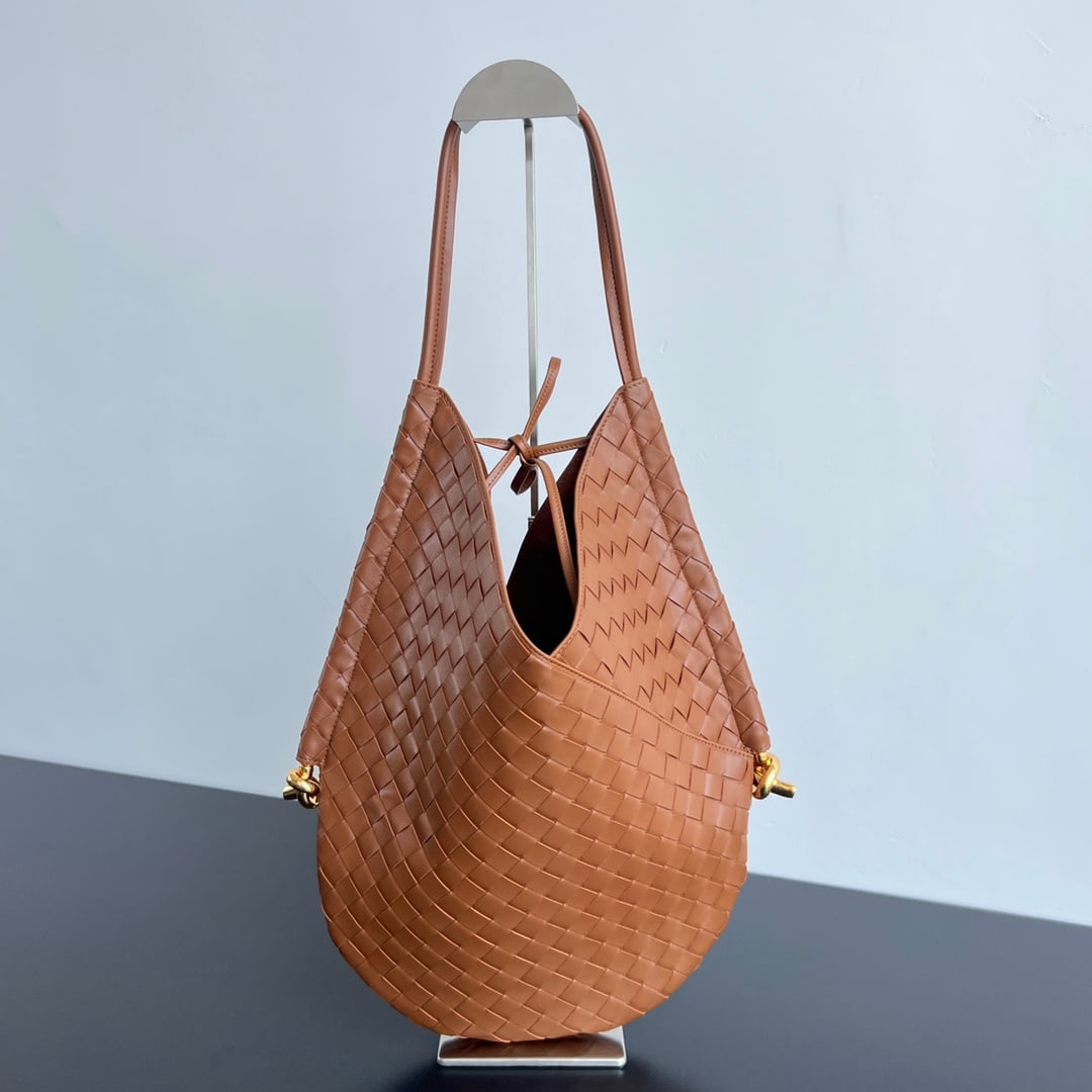 Bottega Veneta: Bottega Veneta's 2023 Pre-Fall collection features a relaxed and effortless style. The woven craftsmanship showcases the beauty of modern luxury through minimalism. The soft, comfortable lambskin exud