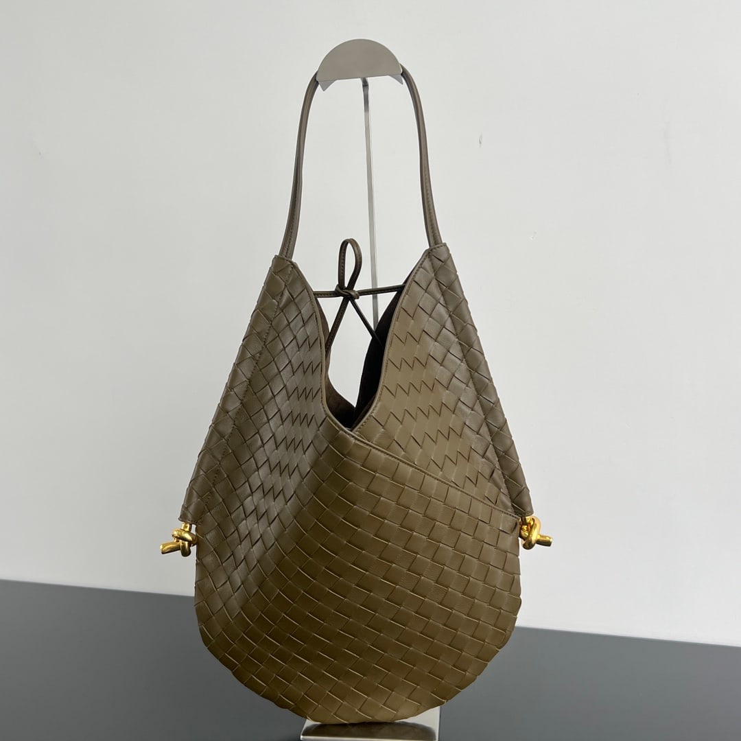 Bottega Veneta: Bottega Veneta's 2023 Pre-Fall collection features a relaxed and effortless style. The woven craftsmanship showcases the beauty of modern luxury through minimalism. The soft, comfortable lambskin exud