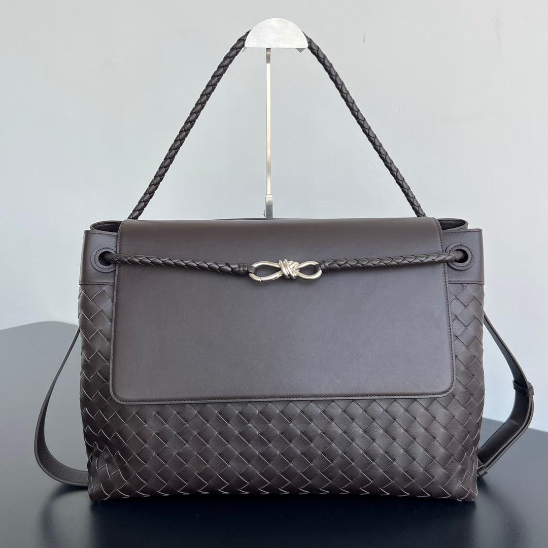 Bottega Veneta Men's Andiamo: The Bottega Veneta Andiamo men's bag is a stylish, versatile, and practical piece that can be carried by hand, over the shoulder, or crossbody. The iconic woven element combined with smooth leather cr