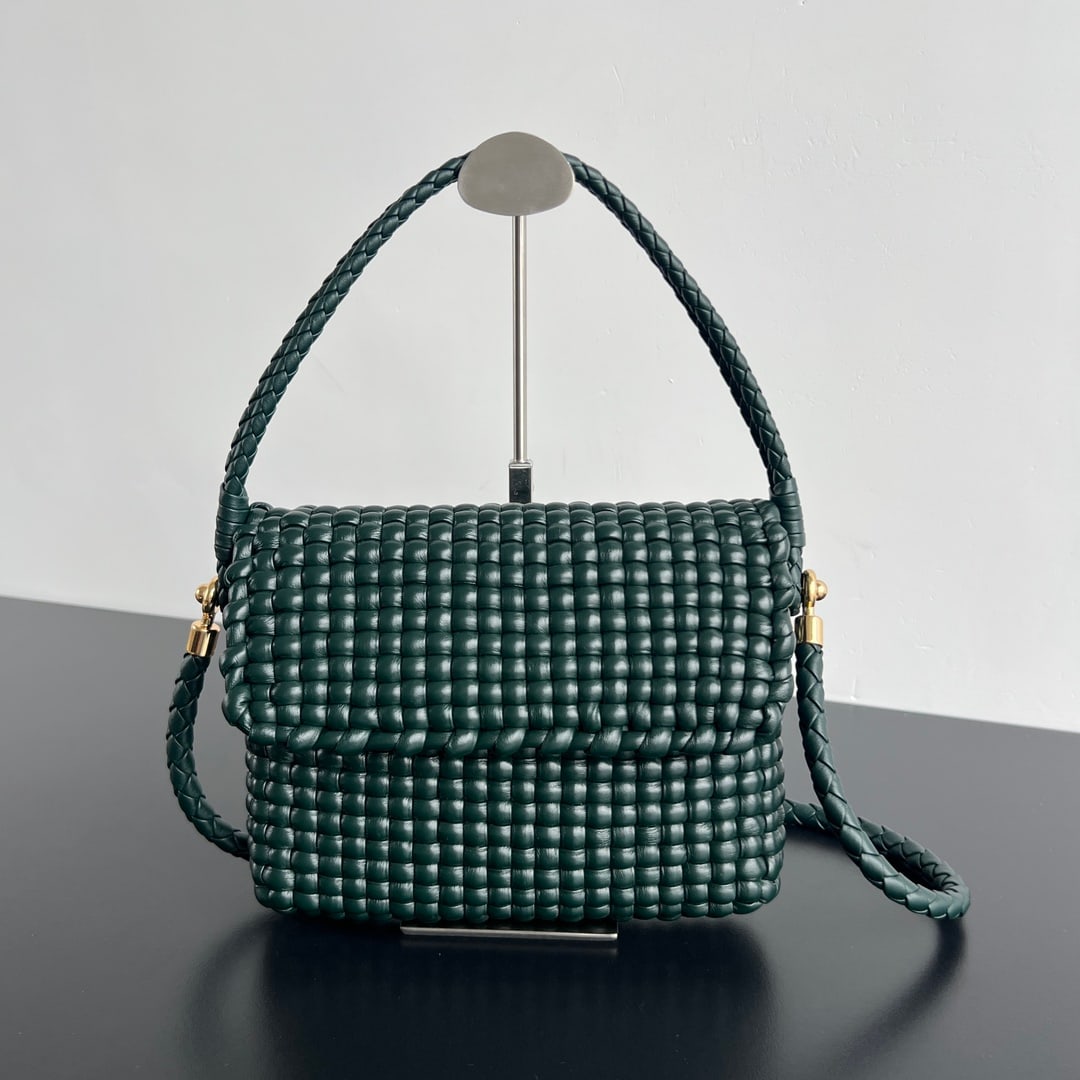 Bottega Veneta Fall/Winter Swing Handbag: The Bottega Veneta Fall/Winter Swing tote bag may seem ordinary at first glance, but its magic is undeniable once you put it on. Crafted from double-sided woven lambskin, the flap design exudes unders