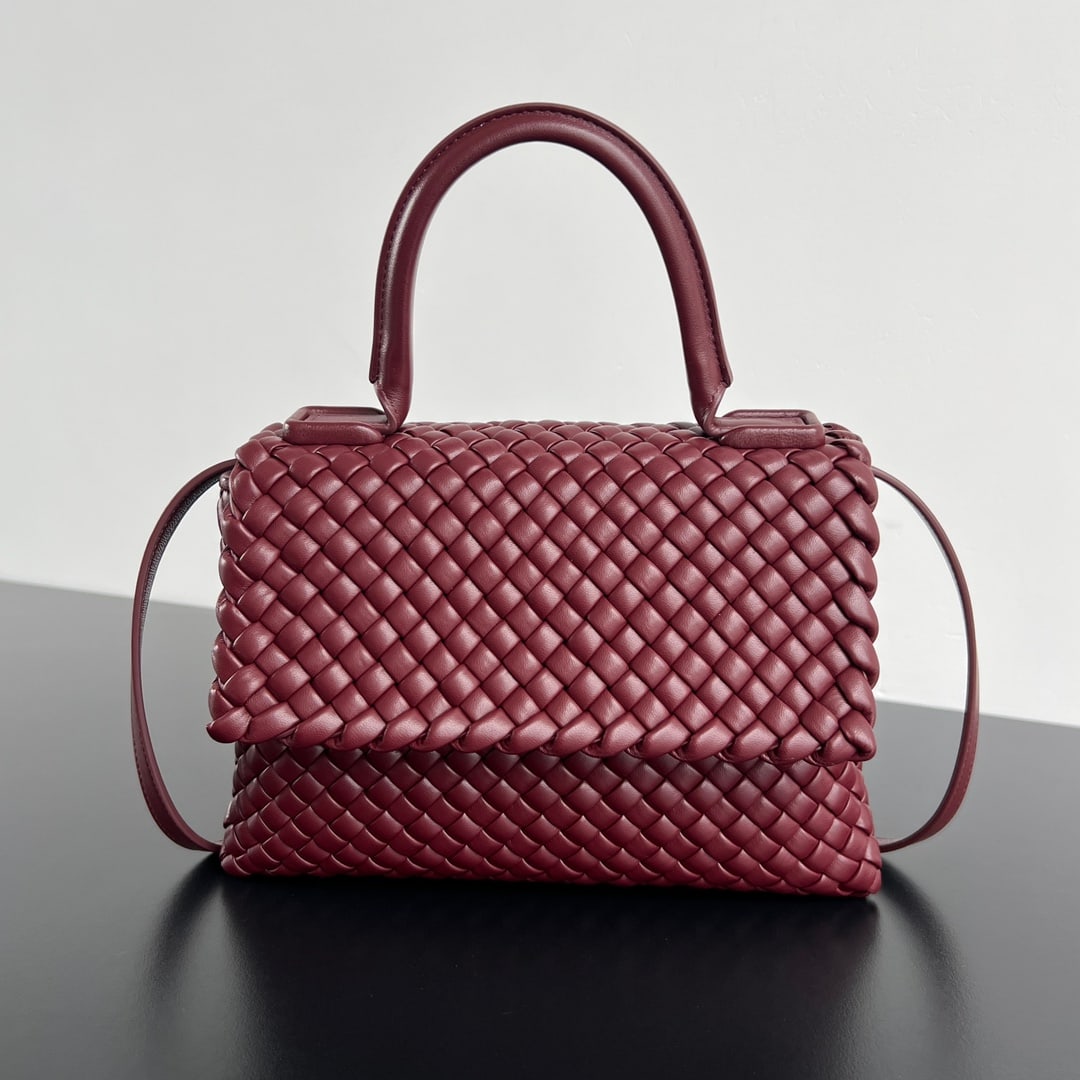 Bottega Veneta Fall/Winter Patti Top Handle Woven Flap Handbag: Bottega Veneta Fall/Winter Patti Top Handle Woven Flap Handbag. Can be carried by the shoulder, hand, or crossbody; the shoulder strap is detachable. Elegant and versatile, suitable for both casual an