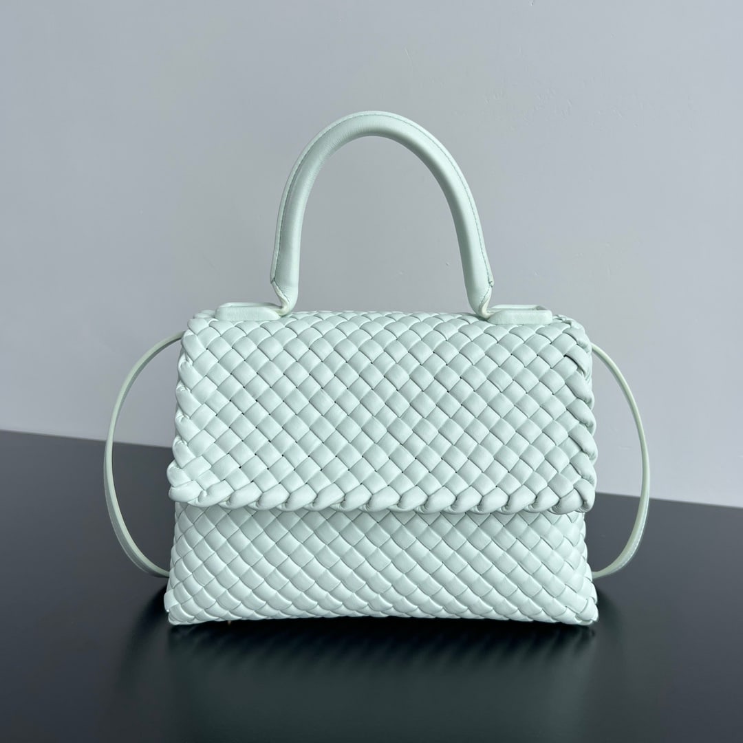 Bottega Veneta Fall/Winter Patti Top Handle Woven Flap Handbag: Bottega Veneta Fall/Winter Patti Top Handle Woven Flap Handbag. Can be carried by the shoulder, hand, or crossbody. The detachable shoulder strap adds an elegant and sophisticated touch, making it ver