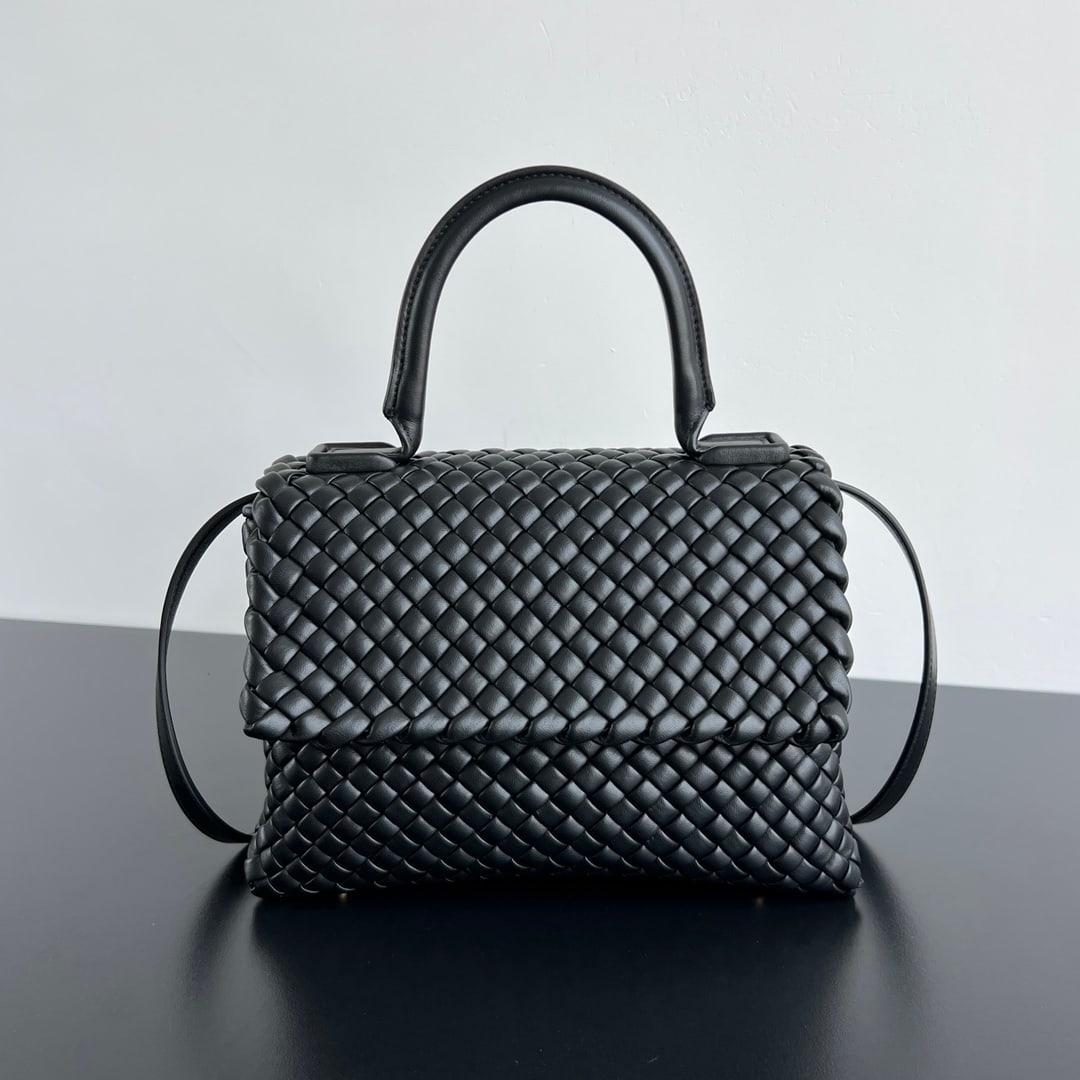 Bottega Veneta Fall/Winter Patti Top Handle Woven Flap Handbag: Bottega Veneta Fall/Winter Patti Top Handle Woven Flap Handbag. Can be carried by the shoulder, hand, or crossbody. The detachable shoulder strap adds an elegant and sophisticated touch, making it ver