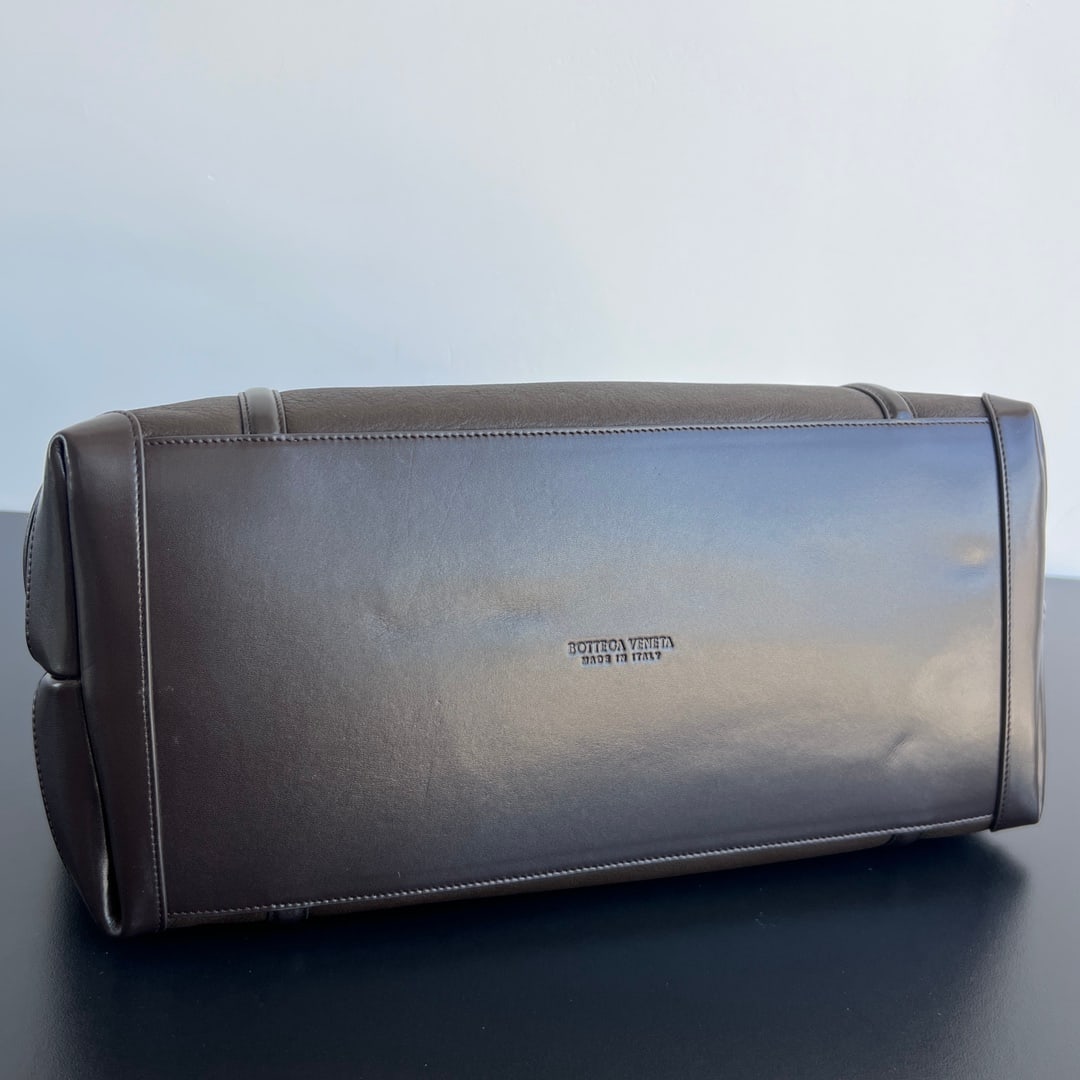 Bottega Veneta Andiamo: Bottega Veneta's large, fluffy Andiamo bag is a must-have for girls in winter. Practical, stylish, and warm, the fluffy material paired with autumnal brown tones creates a unique wintery atmosphere. T