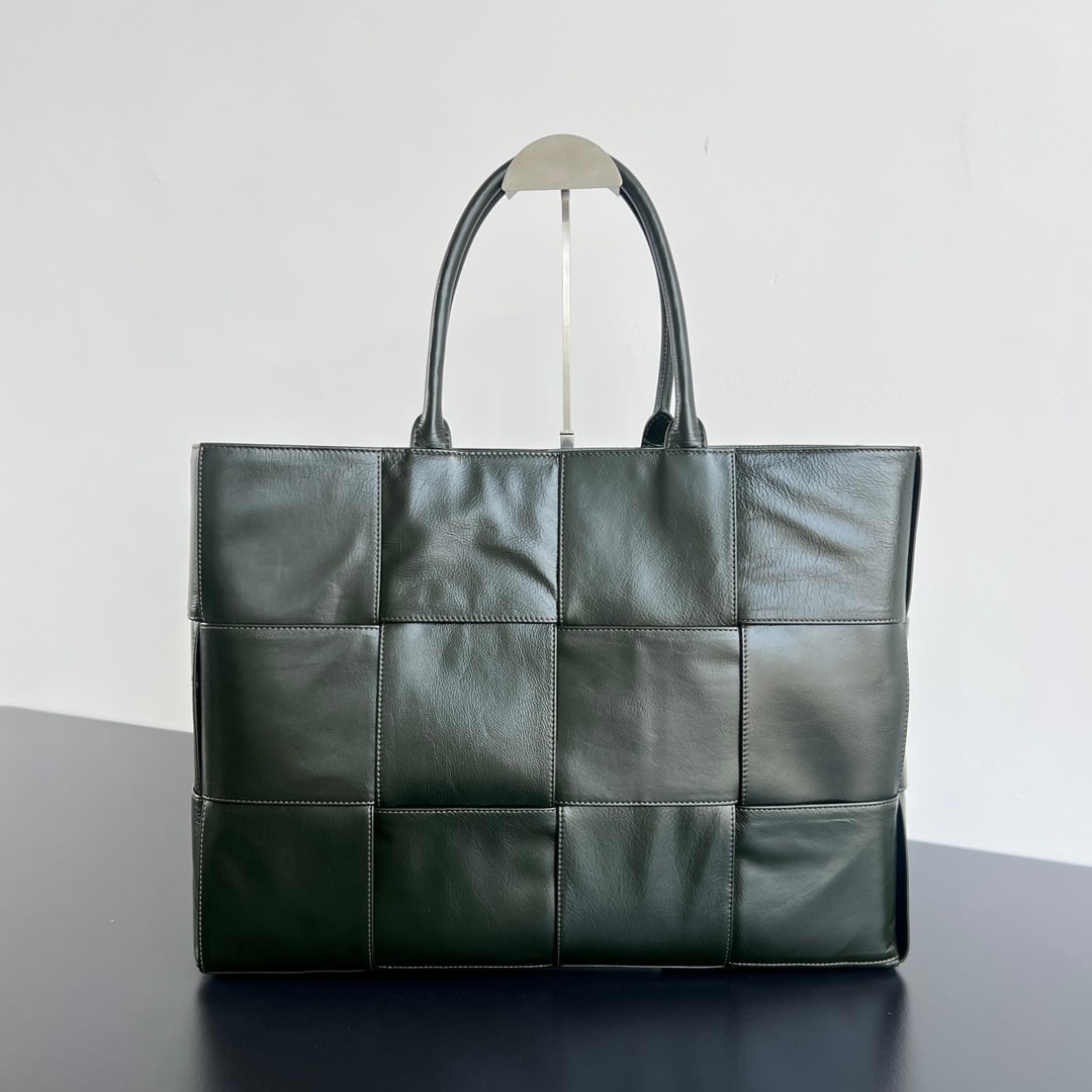 Bottega Veneta Arco Tote: The Bottega Veneta Large Arco Tote is a high-quality tote bag with a simple yet classic design and ample capacity. The exterior features a slightly wrinkled, waxed finish for a perfectly soft feel. Th