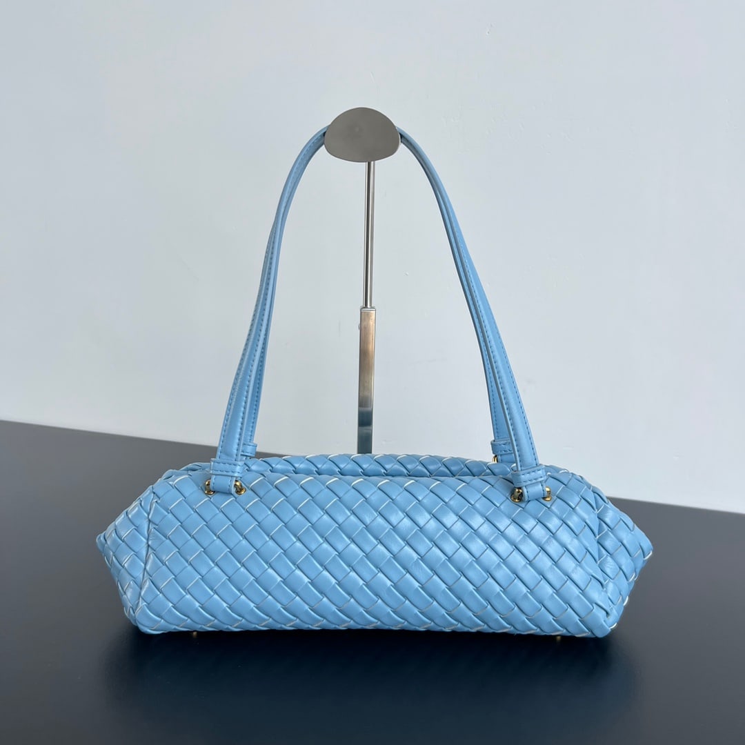 Bottega Veneta Let's go: The Bottega Veneta Let's Go shoulder bag is a travel-inspired design that blends humanistic and natural elements into its design, offering two styles in one. The long, elegant style is sophisticated, 