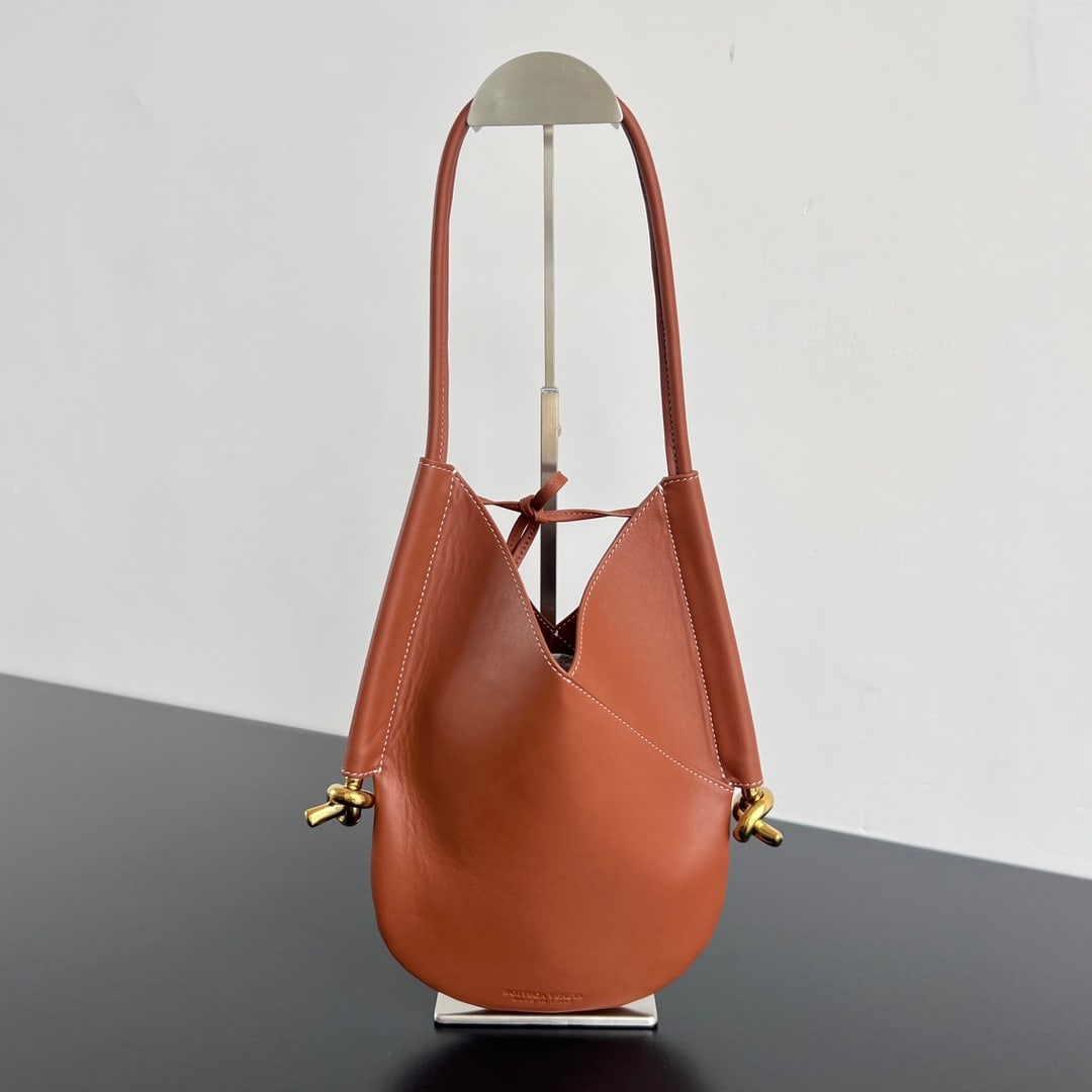 Bottega Veneta: This Bottega Veneta 2023 Pre-Fall calfskin handbag retains the natural, raw feel of the leather, paired with jewelry-like Kont details and exquisite stitching. The interior features a small pouch for 