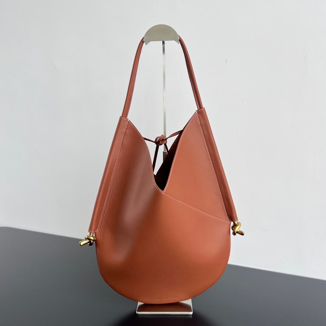 Bottega Veneta Solstice: The Bottega Veneta Solstice calfskin handbag in black is understated yet spacious. The medium size offers room for your needs and elevates your style. It features a mother-daughter pouch inside for ne