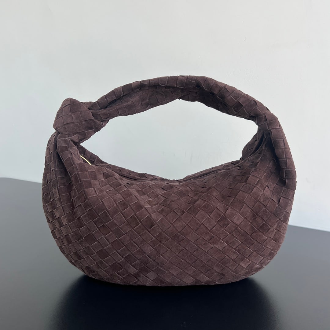 JODIE: The larger Jodie size is much more practical than the smaller one, while maintaining the same stylish and attractive design. Made from classic sheepskin weave, the iconic weave has always been Bottega