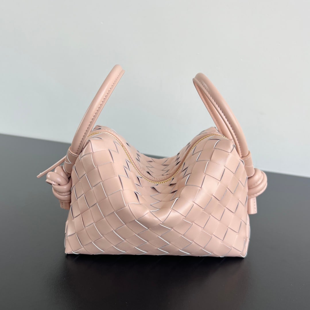 Bottega Veneta: Bottega Veneta's classic Loop bag has been redesigned with a large loop that can be folded or used as a handle. It can be worn over the shoulder or crossbody, retaining the "camera bag" shape of the L